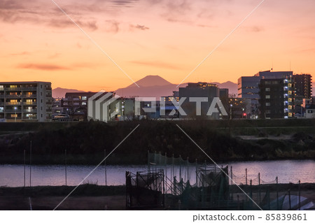 傍晚的住宅區和從多摩川左岸看到的富士山剪影 85839861
