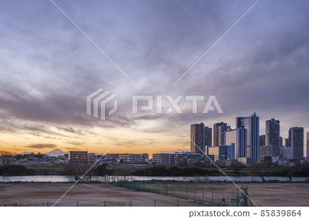 The skyscrapers of Musashi Kosugi and the evening view of Mt. Fuji seen from the left bank of the Tama River 85839864