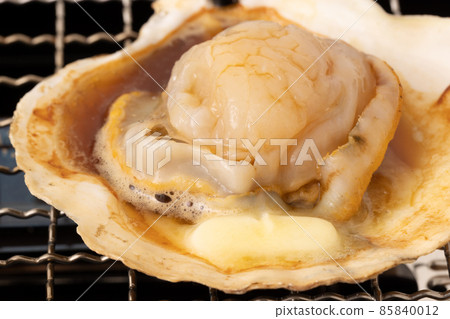 Grilled scallops with butter and soy sauce Grilled scallops with butter and soy sauce 85840012