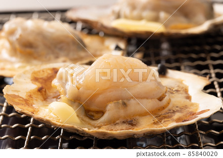 Grilled scallops with butter and soy sauce Grilled scallops with butter and soy sauce 85840020