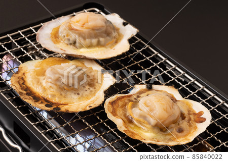 Grilled scallops with butter and soy sauce Grilled scallops with butter and soy sauce 85840022