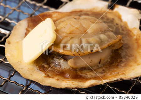 Grilled scallops with butter and soy sauce 85840029