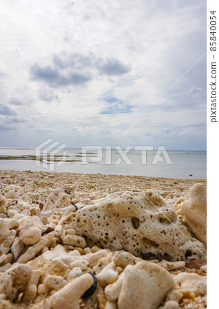 Clean sea and sandy beach with high transparency in Okinawa Prefecture 85840054
