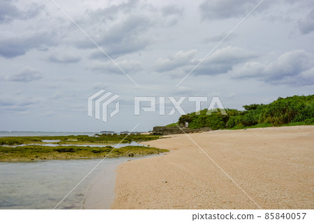Clean sea and sandy beach with high transparency in Okinawa Prefecture 85840057