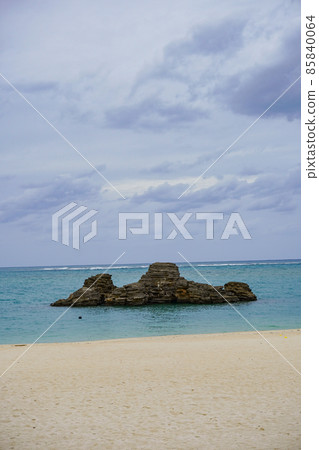 Clean sea and sandy beach with high transparency in Okinawa Prefecture 85840064