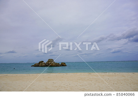 Clean sea and sandy beach with high transparency in Okinawa Prefecture Clean sea and sandy beach with high transparency in Okinawa Prefecture 85840066