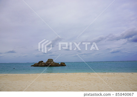 Clean sea and sandy beach with high transparency in Okinawa Prefecture 85840067