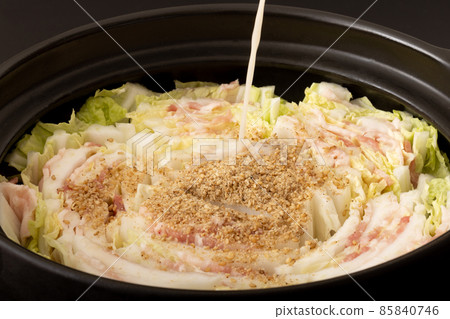 Millefeuille soymilk pot with pork and Chinese cabbage 85840746