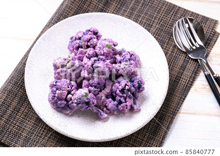 Purple cauliflower mayonnaise salad 85840777