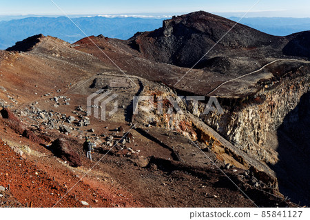 從富士健嶺山看到的火山口和登山者 85841127