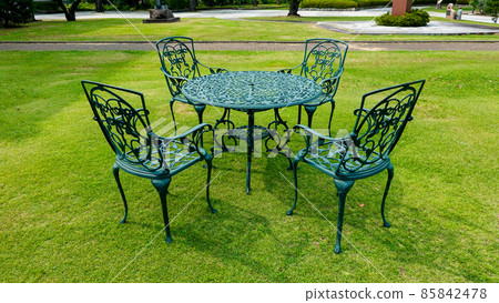 Chairs and tables placed on the lawn (Ippongi Park, Nakano City, Nagano Prefecture) Chairs and tables placed on the lawn (Ippongi Park, Nakano City, Nagano Prefecture) 85842478