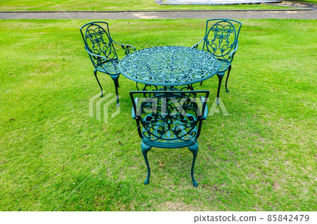 Chairs and tables placed on the lawn (Ippongi Park, Nakano City, Nagano Prefecture) Chairs and tables placed on the lawn (Ippongi Park, Nakano City, Nagano Prefecture) 85842479