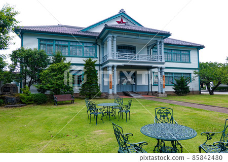 Chairs and tables placed on the lawn (Ippongi Park, Nakano City, Nagano Prefecture) Chairs and tables placed on the lawn (Ippongi Park, Nakano City, Nagano Prefecture) 85842480