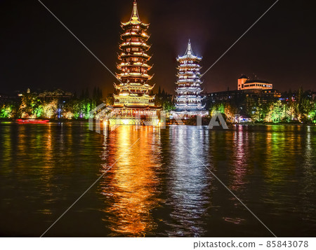 中國桂林，廣西壯族自治區，中國[杉湖/日月雙塔]夜景/中國桂林 85843078