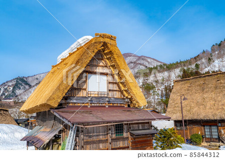 [World Heritage] Winter Shirakawa-go Gassho-zukuri House and Blue Sky Three Unions [Gifu Prefecture] 85844312