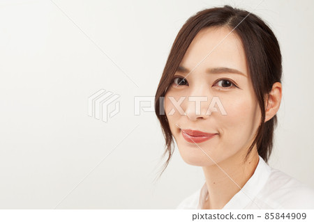 一位 30 多歲的日本女性的上身正面肖像 85844909