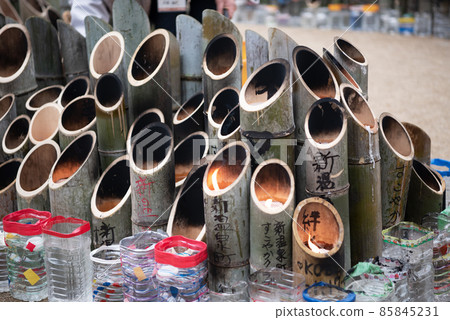 Kobe, Japan-Jan 17, 2020: 25 years anniversary of Hanshin earthquake. Cutting bamboo for candle holderKobe, Japan-Jan 17, 2020 Kobe, Japan-Jan 17, 2020: 25 years anniversary of Hanshin earthquake. Cutting bamboo for candle holderKobe, Japan-Jan 17, 2020 85845231