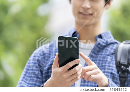 操作智能手機的年輕人的手 操作智能手機的年輕人的手 85845232