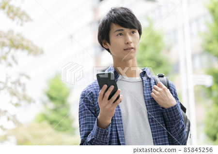 智能手機的年輕人 智能手機的年輕人 85845256