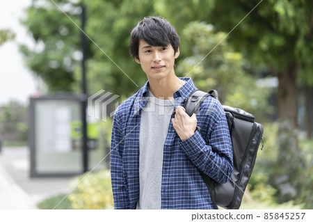 一個背著背包的年輕人 一個背著背包的年輕人 85845257