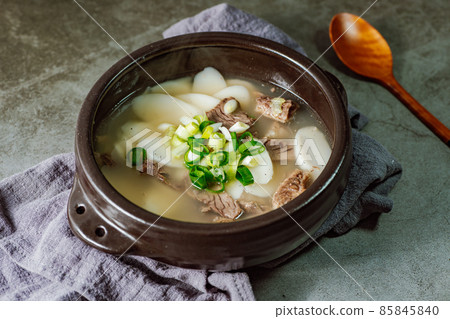 冬季韓國食品牛肉tteokguk菜 85845840