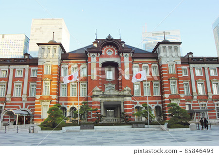 紅磚的東京站和隨風飄揚的日之丸展現了新年的氣勢。 85846493