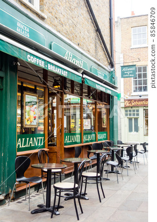 倫敦郊區的里士滿城市景觀：在狹窄後巷的一家商店前排成一排的椅子和桌子 85846709