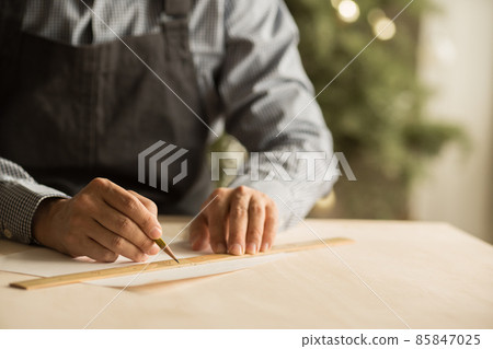 Hands of a male craftsman who designs and designs in the workshop 85847025