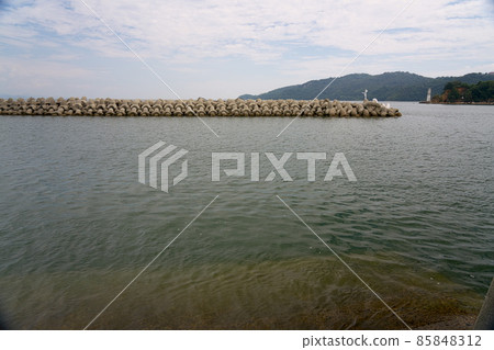 岡山縣瀨戶內市前島城加納的消波塊和燈塔 85848312
