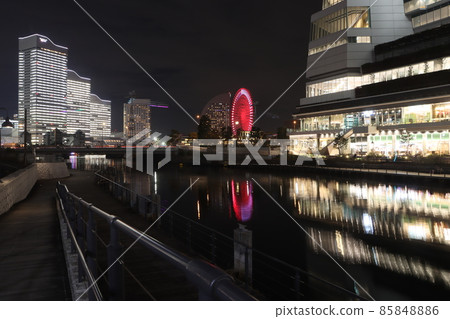 從橫濱市政廳前的運河看到的燈火通明的建築物的夜景 85848886