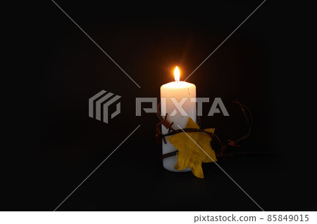 Holocaust memory day. Arbed wire and burning candle on black background Holocaust memory day. Arbed wire and burning candle on black background 85849015