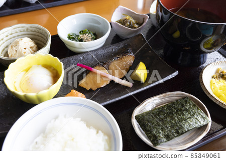 在美味的酒店餐廳享用日式早餐 在美味的酒店餐廳享用日式早餐 85849061