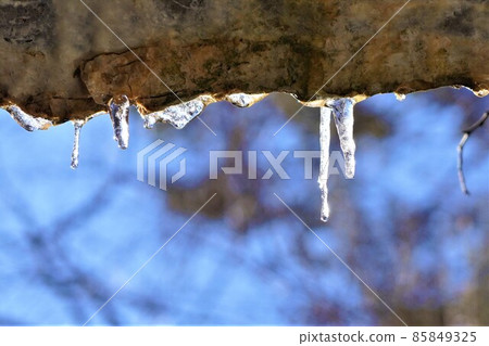 An icicle extending to the exit of the cave 85849325