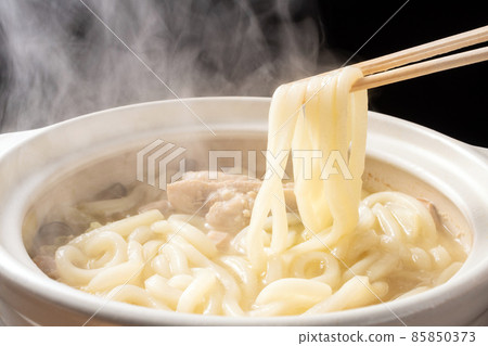 Udon noodles in a hot pot 85850373