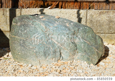 Kamakura Kuzuhara Oka Shrine's magical stone 85850559