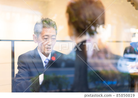 一個微笑著說話的女商人 一個微笑著說話的女商人 85850819