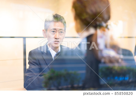 一個微笑著說話的女商人 一個微笑著說話的女商人 85850820