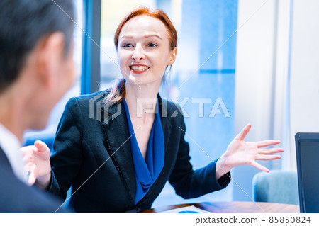 一個微笑著說話的女商人 一個微笑著說話的女商人 85850824