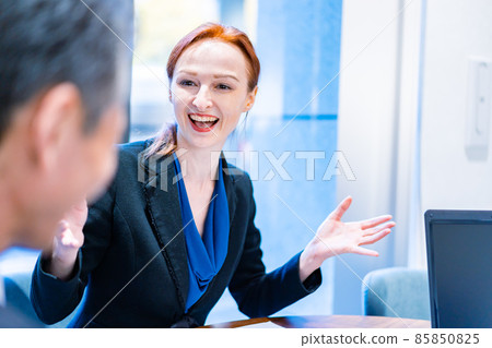 一個微笑著說話的女商人 一個微笑著說話的女商人 85850825