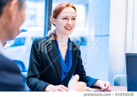 一個微笑著說話的女商人 一個微笑著說話的女商人 85850826