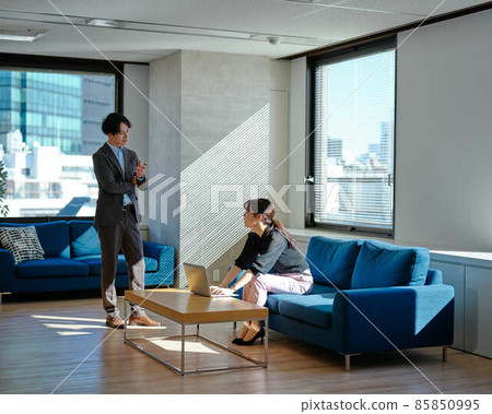 男人和女人在陽光明媚的辦公室聊天 2 85850995
