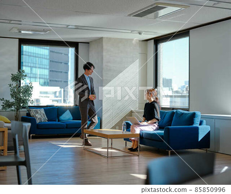 男人和女人在陽光明媚的辦公室聊天 3 85850996