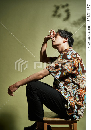 夏日陽光下流汗的男人 1 85851177