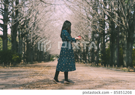 女性後視圖,情緒,心臟 女性後視圖,情緒,心臟 85851208