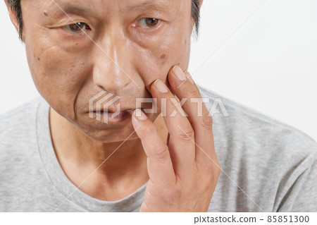 Middle-aged men who are worried about stains 85851300