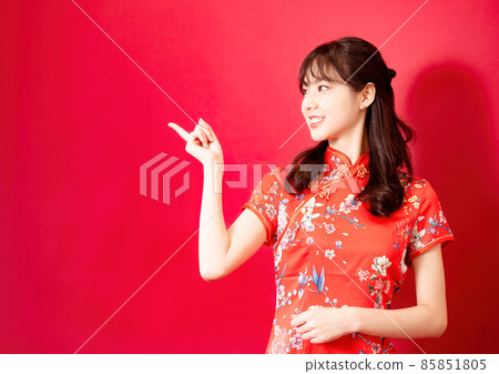 旗袍傳統紅旗旗袍 Toshisuke 婦女紅色黑色背景空白空間微笑由手指寫。 旗袍傳統紅旗旗袍 Toshisuke 婦女紅色黑色背景空白空間微笑由手指寫。 85851805