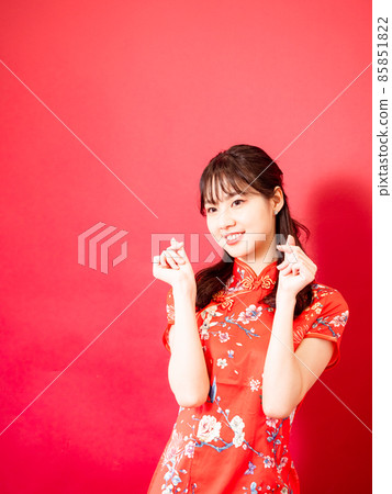 A hand-shaped hand-shaped gesture for a red background with a flag sword written by a female cheongsam. A hand-shaped hand-shaped gesture for a red background with a flag sword written by a female cheongsam. 85851822