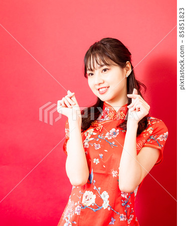 紅色背景的手形手形手勢，由女性旗袍書寫的旗劍。 85851823