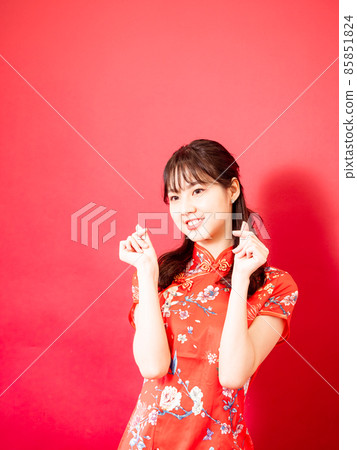 紅色背景的手形手形手勢，由女性旗袍書寫的旗劍。 85851824