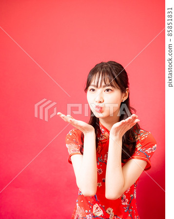 紅色背景上的長鼻肖像，由女性旗袍書寫。 85851831